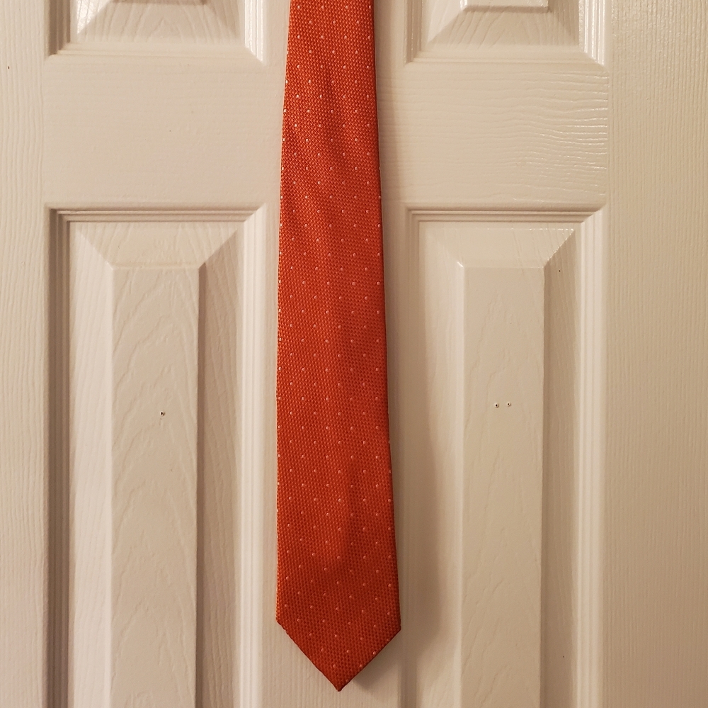👔The tie bar orange textured tie with microdots